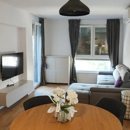 Modern Escape With Garage Appartement
